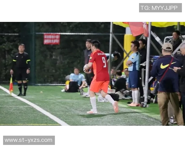 足球明星精彩瞬间高清射球照片展现运动魅力与激情的完美结合